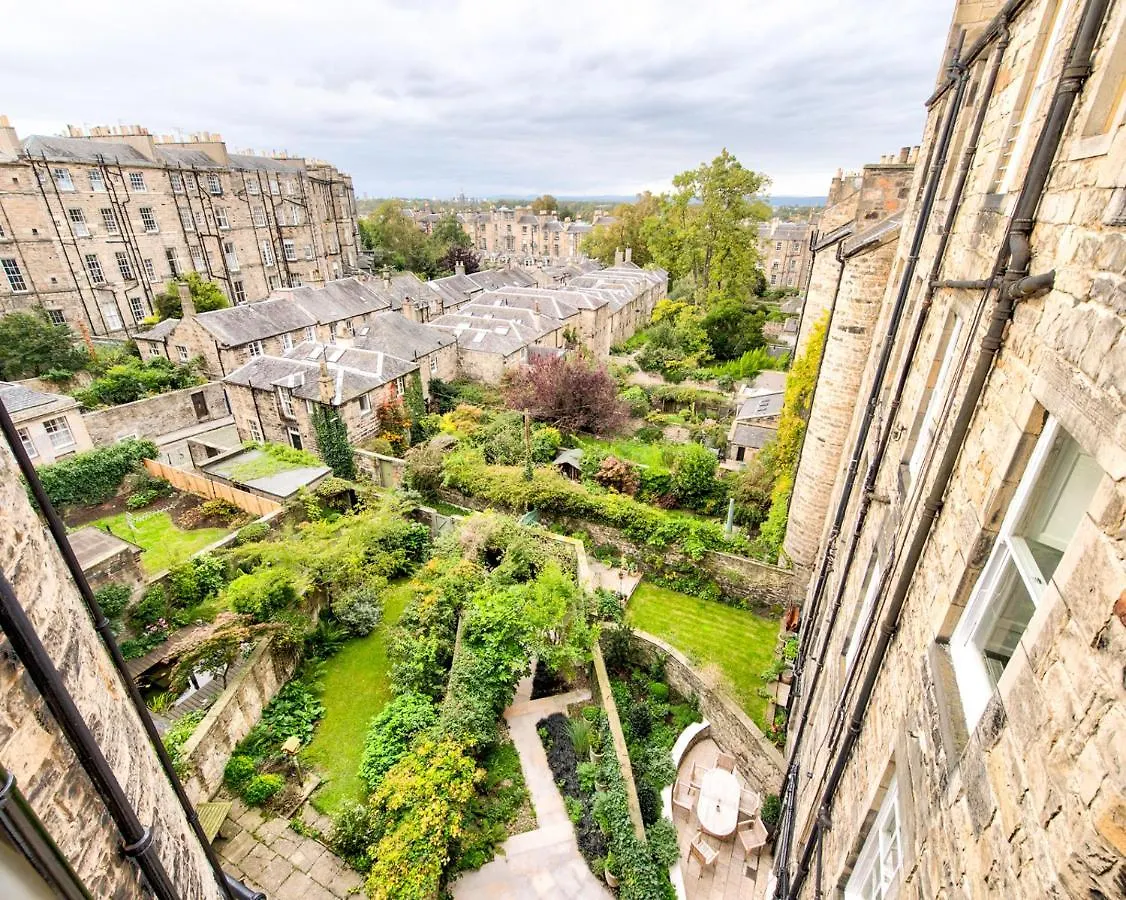 Beautiful City Centre Georgian 4 Bed Townhouse With Private Garden Edinburgh Holiday home