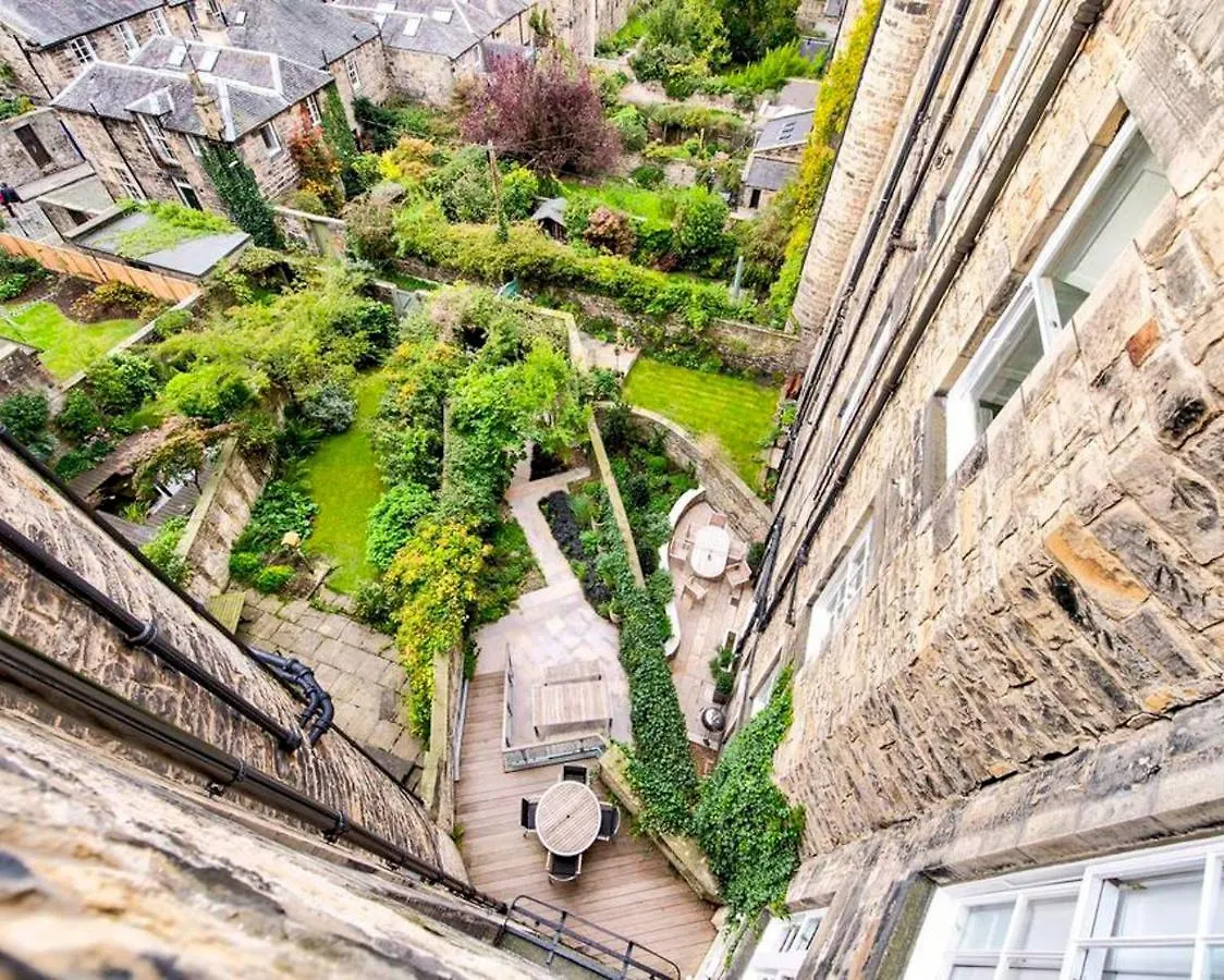 Beautiful City Centre Georgian 4 Bed Townhouse With Private Garden Edinburgh Holiday home